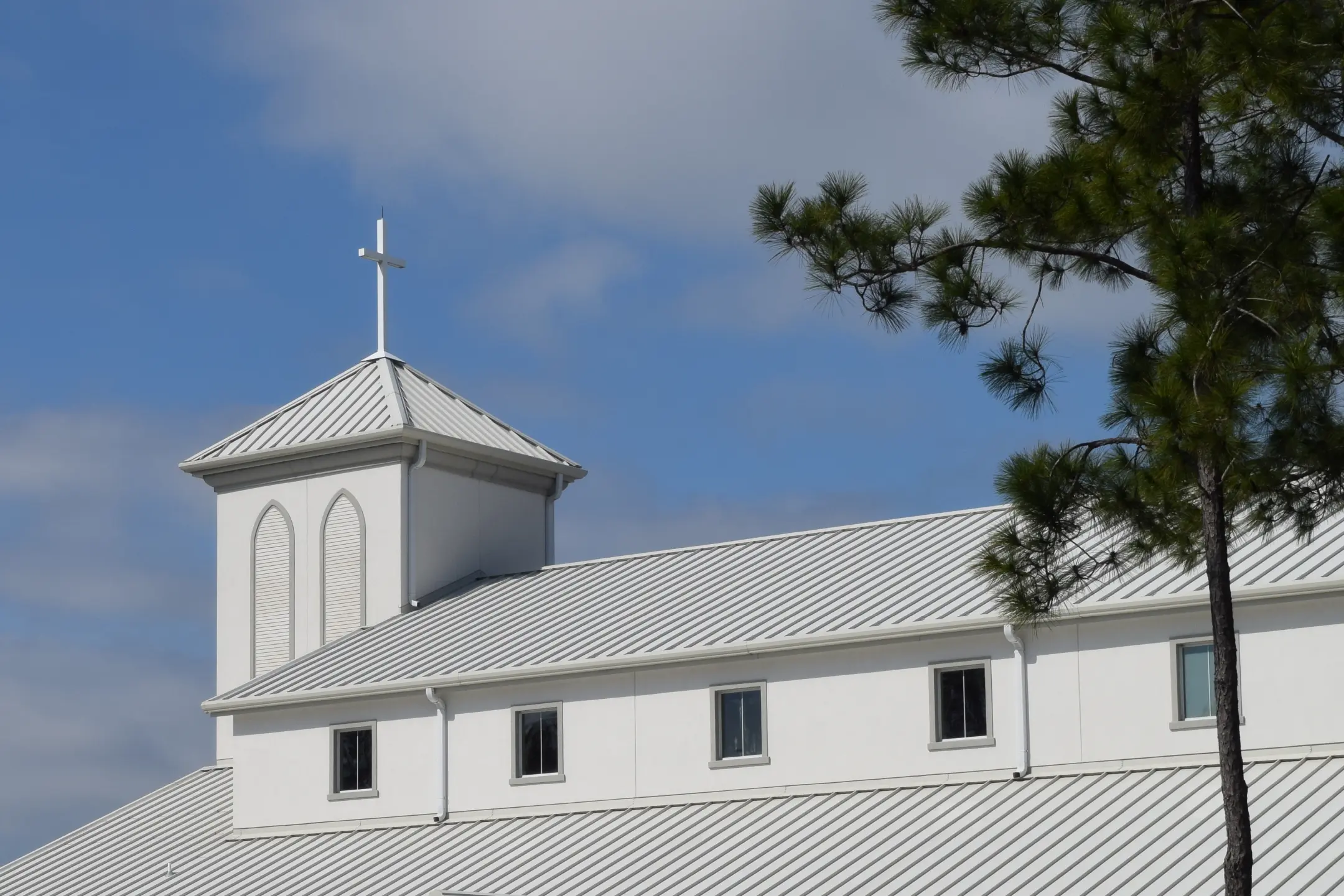 white-church-roof-and-steeple-with-cross-2026-01-06-09-44-40-utc